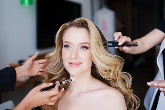 Kvinna gör sin makeup